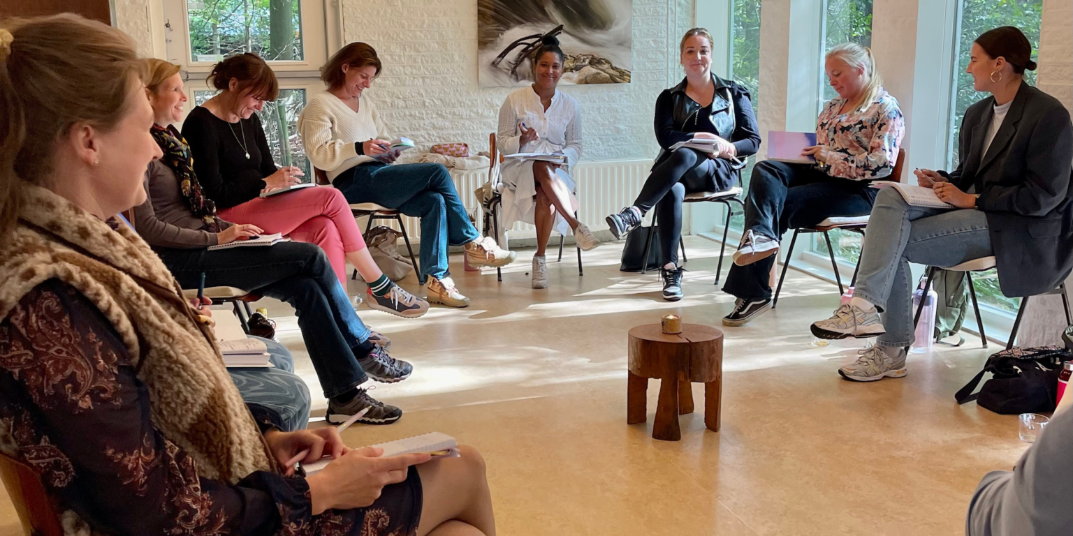 Deelnemers in een kring tijdens een lesdag in het Boshuis
